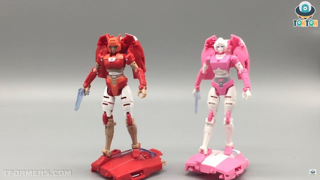 Transformer WFC Earthrise Elita 1 In Hand  (16 of 37)